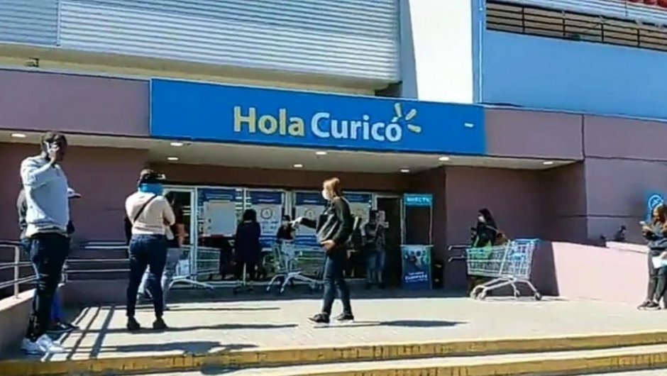 Supermercado Lider de Curicó. (Foto: @PrensaCurico). 