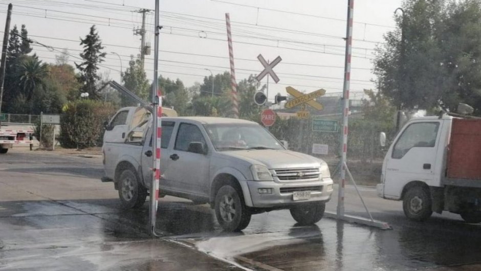 El arco sanitizador cumplía la función de limpiar los autos. (Foto: Hora Siete). 