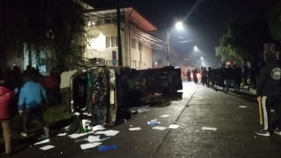 Los habitantes de la comuna llegaron a desalojar a os comuneros y quemaron dos vehículos. (Foto: RBB). 