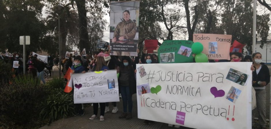 Un número grupo de personas se reunió en la Plaza de Armas de Linares(Foto y Vídeo: Patricio Tapia)