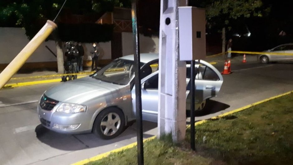 Los sujetos que iban en el automóvil fueron atacados con armas de fuego. (Foto: @mariapaz_lopezc). 