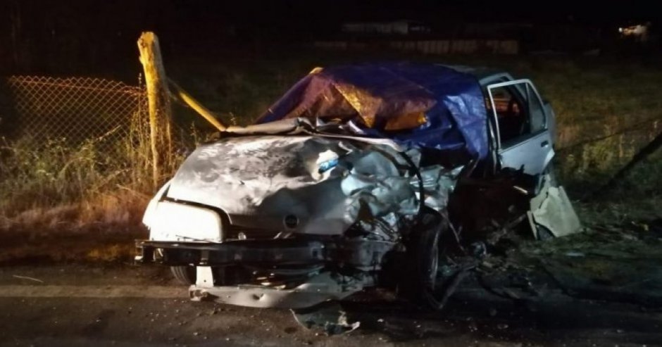 El vehículo fue impactado frontalmente por la camioneta que habría perdido el control en la ruta L-429, que une Linares con el Embalse Ancoa. (Imagen: Diarios en Red)