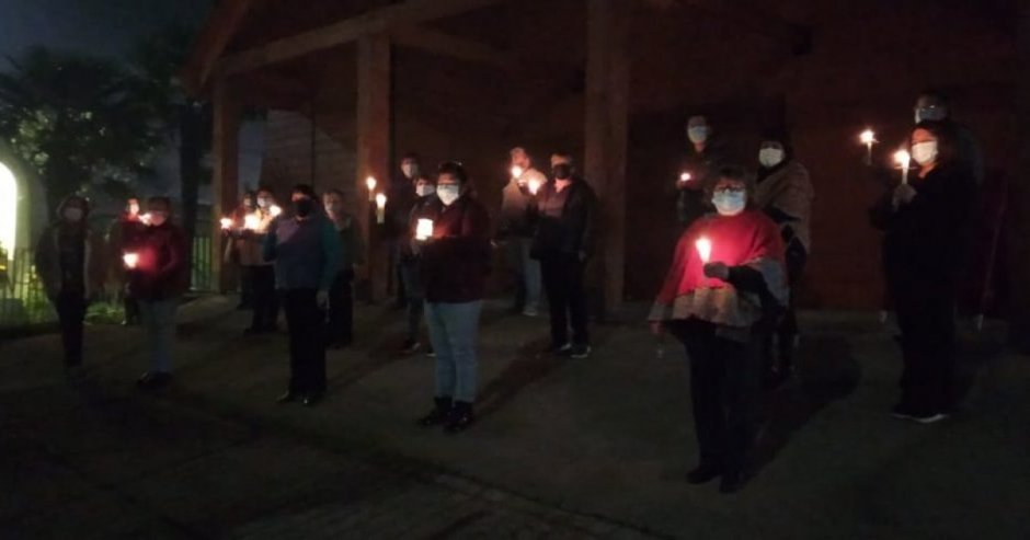 Todos los jueves a las 19.00 horas, se reúnen a las afueras de las iglesias para rezar el rosario, pidiendo por la ampliación del aforo.